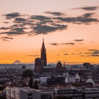 Belle photo de Strasbourg par Vincent NICOLAS, vue d'en haut avec un magnifique ciel orangé